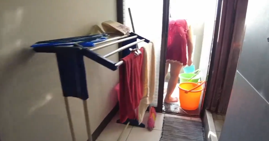 Masih ABG LC Karoke Di Kroyok OM OM Mabuk Di Dalam Rum Nyampe Becek